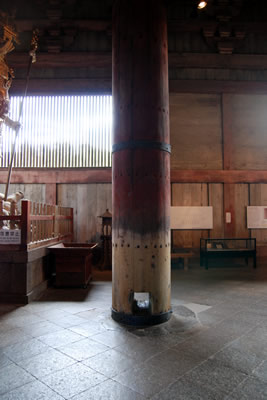 東大寺（柱くぐり）